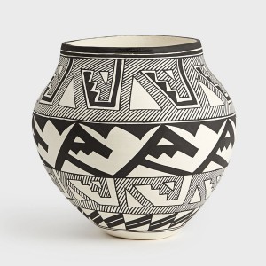 Laura Dern’s Bulgari clutch had us at hello with its stunning black-and-white zig zag motif. The graphic design on Roxanne Victorino’s handmade Acoma pot embodies a similarly eye-catching aesthetic. As a table centerpiece or decorative shelf objet, it adds distinction to any interior settling. 